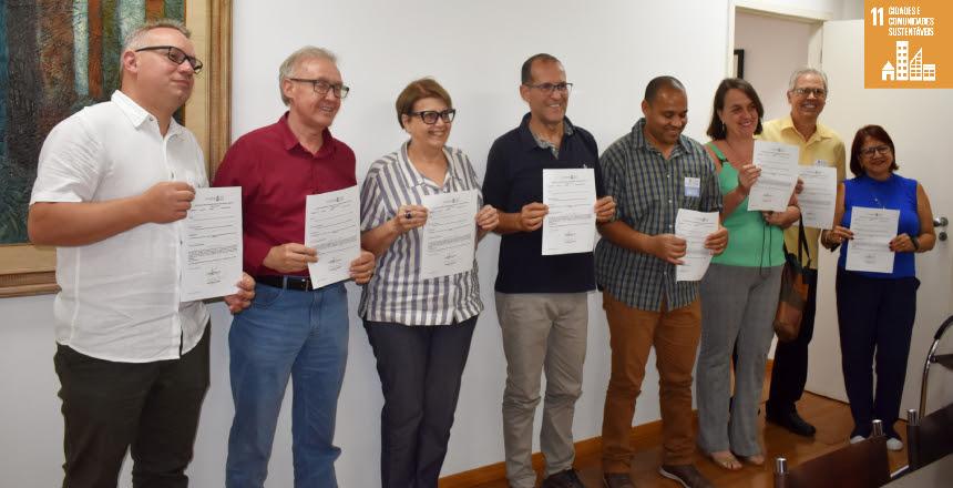 Prefeita assina ordem de serviço para dar início às obras de contenção da Rua José Lourenço