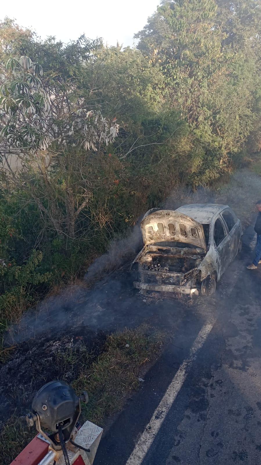 Veículo pega fogo na rodovia MGC 383 em São João Del Rei