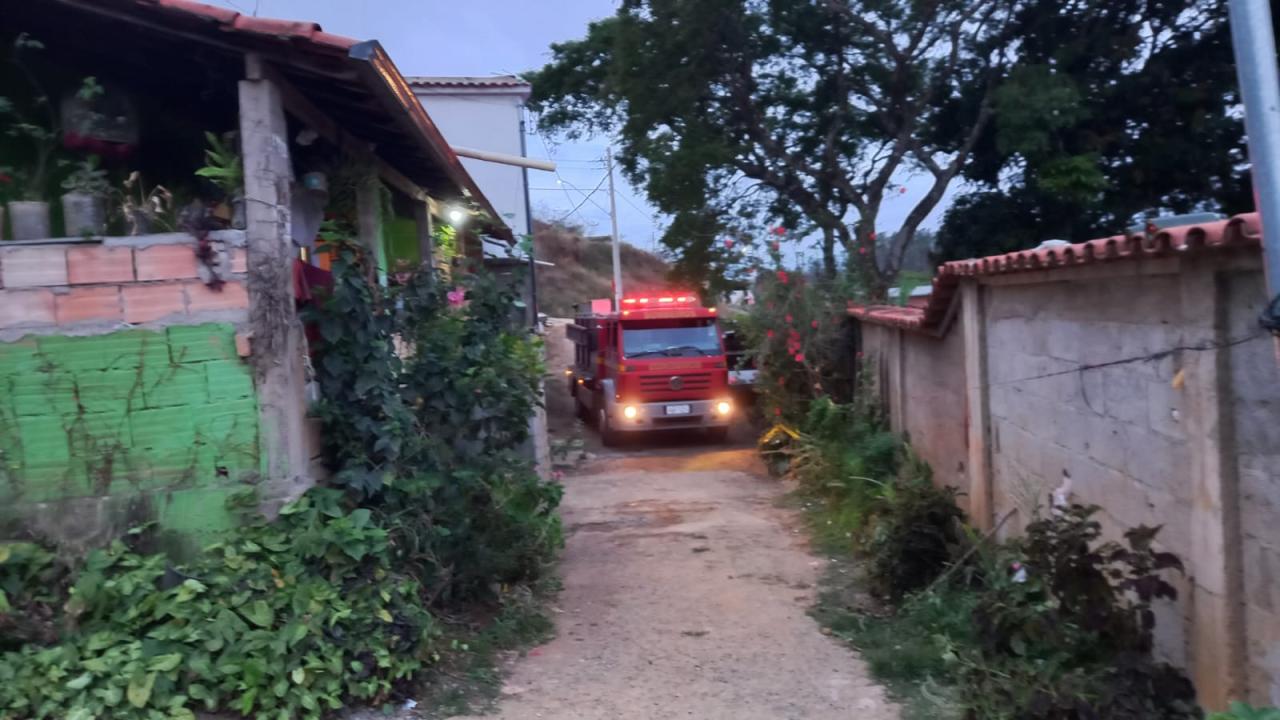 Bombeiros atendem ocorrência de incêndio em uma casa na Vila São Paulo em São João Del Rey