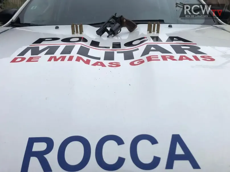 Homem tenta fugir e é preso por porte ilegal de arma