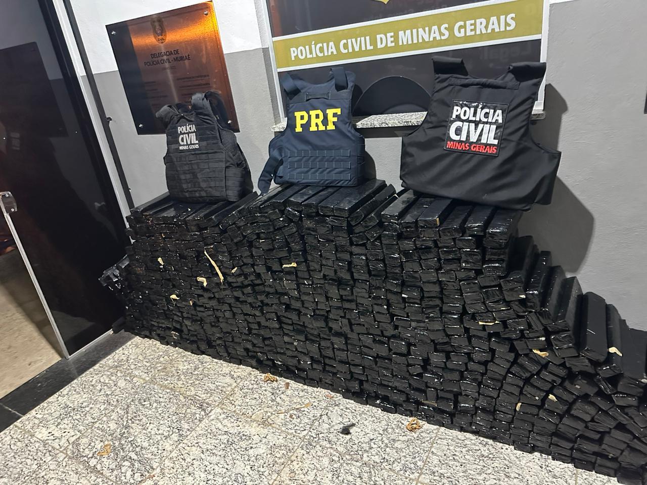 PCMG e PRF apreendem 826 tabletes de maconha e prendem 8 pessoas