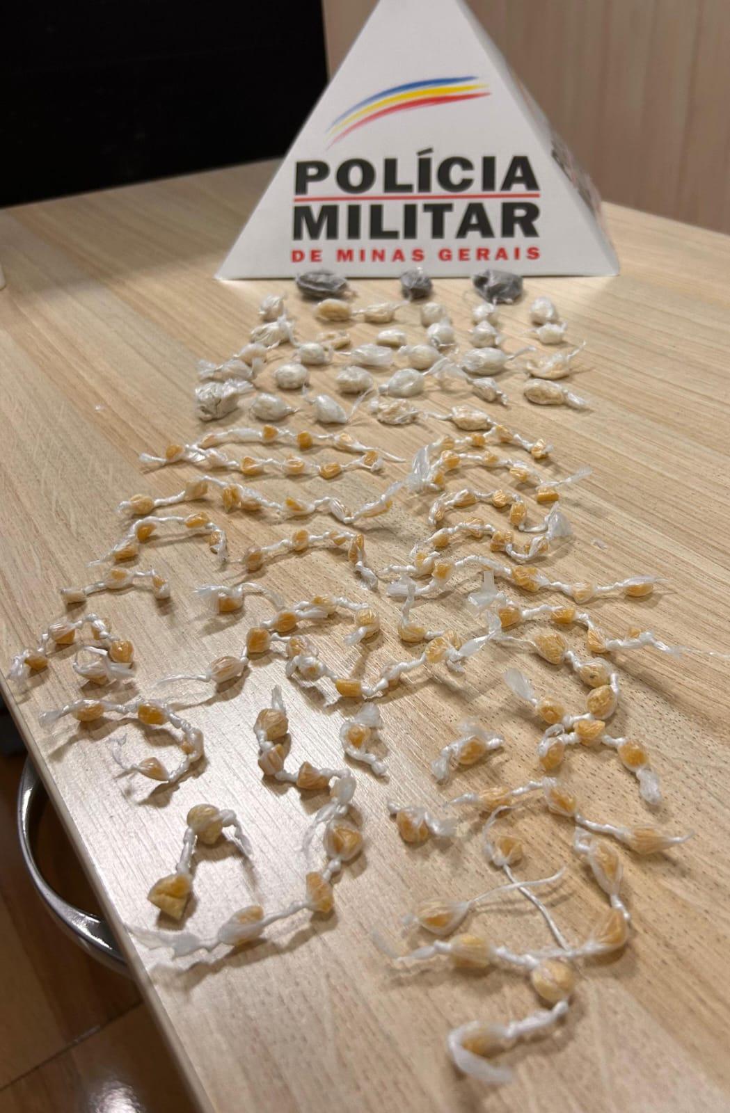 PM apreende 106 pedras de crack em Santa Cruz de Minas