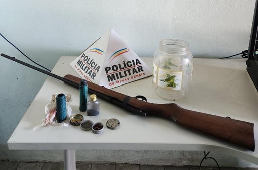 PM apreende espingarda do tipo polveira em Carandaí