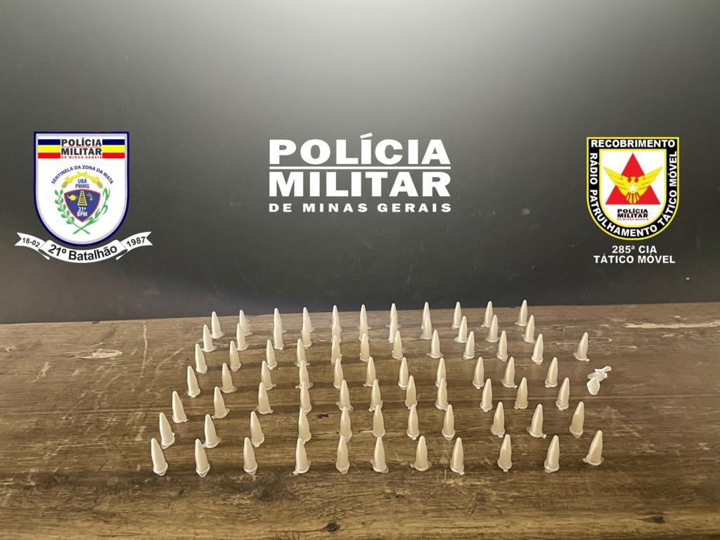 Polícia Militar apreende 78 pinos de cocaína em Ubá