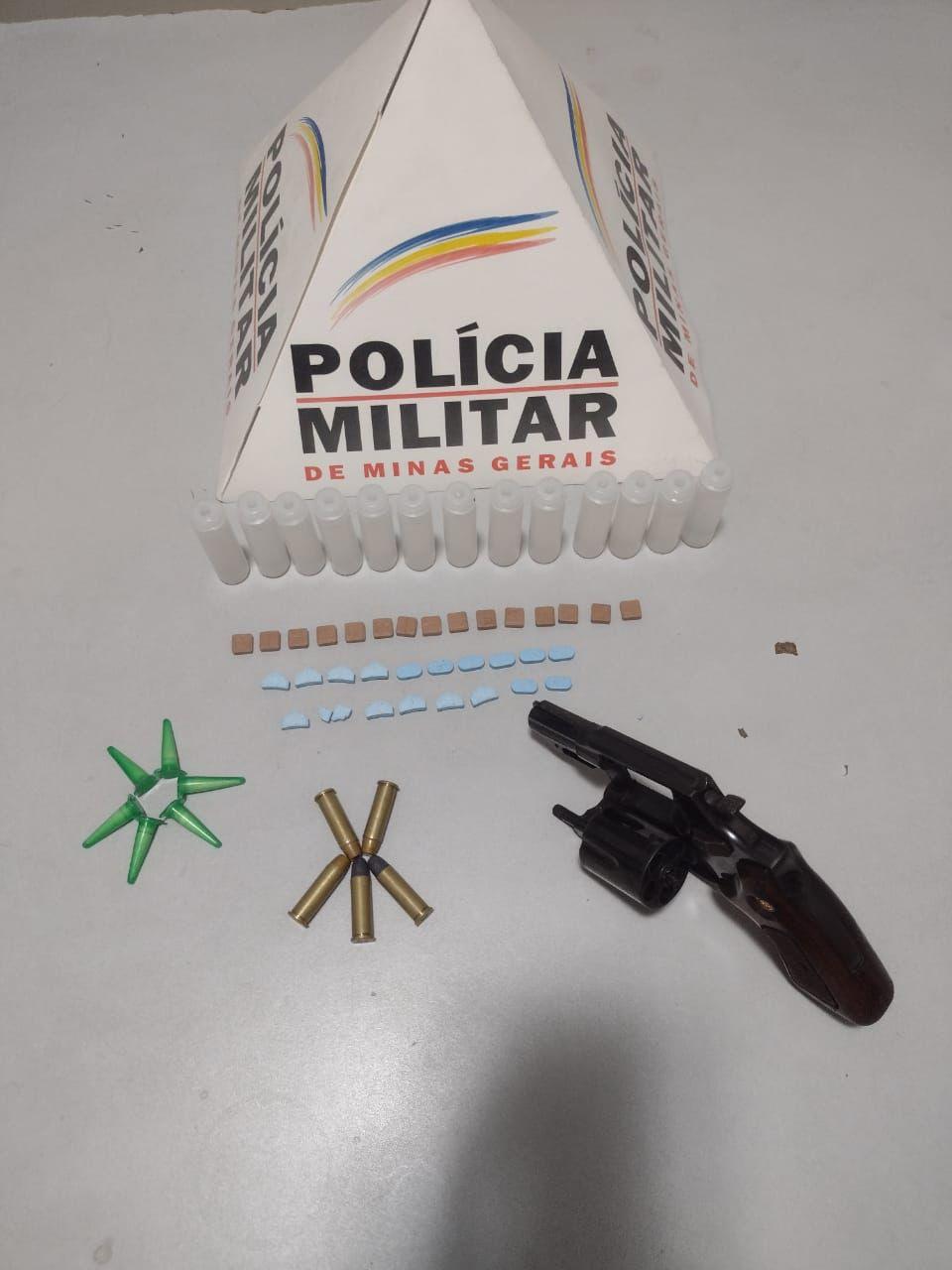Polícia militar apreende drogas, arma de fogo e quatro homens