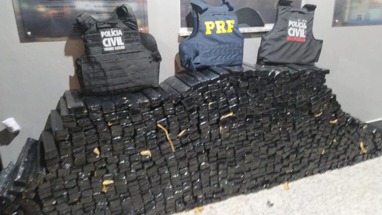 PRF E POLÍCIA CIVIL  APREENDEM 826 TABLETES DE MACONHA QUE SERIAM ENTREGUES EM MURIAÉ