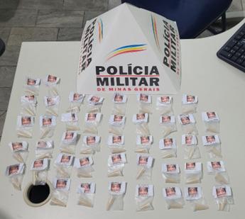 Um homem foi preso e um adolescente apreendido por tráfico de drogas na MG 275