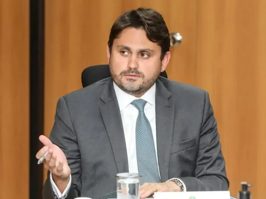 Urgente: Ministro Barroso, do STF,decreta bloqueio de bens do Ministro Juscelino Filho