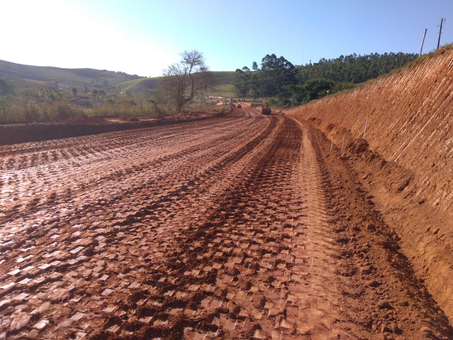 Avançam as obras de pavimentação na MG-280, conectando Paula Cândido e Divinésia