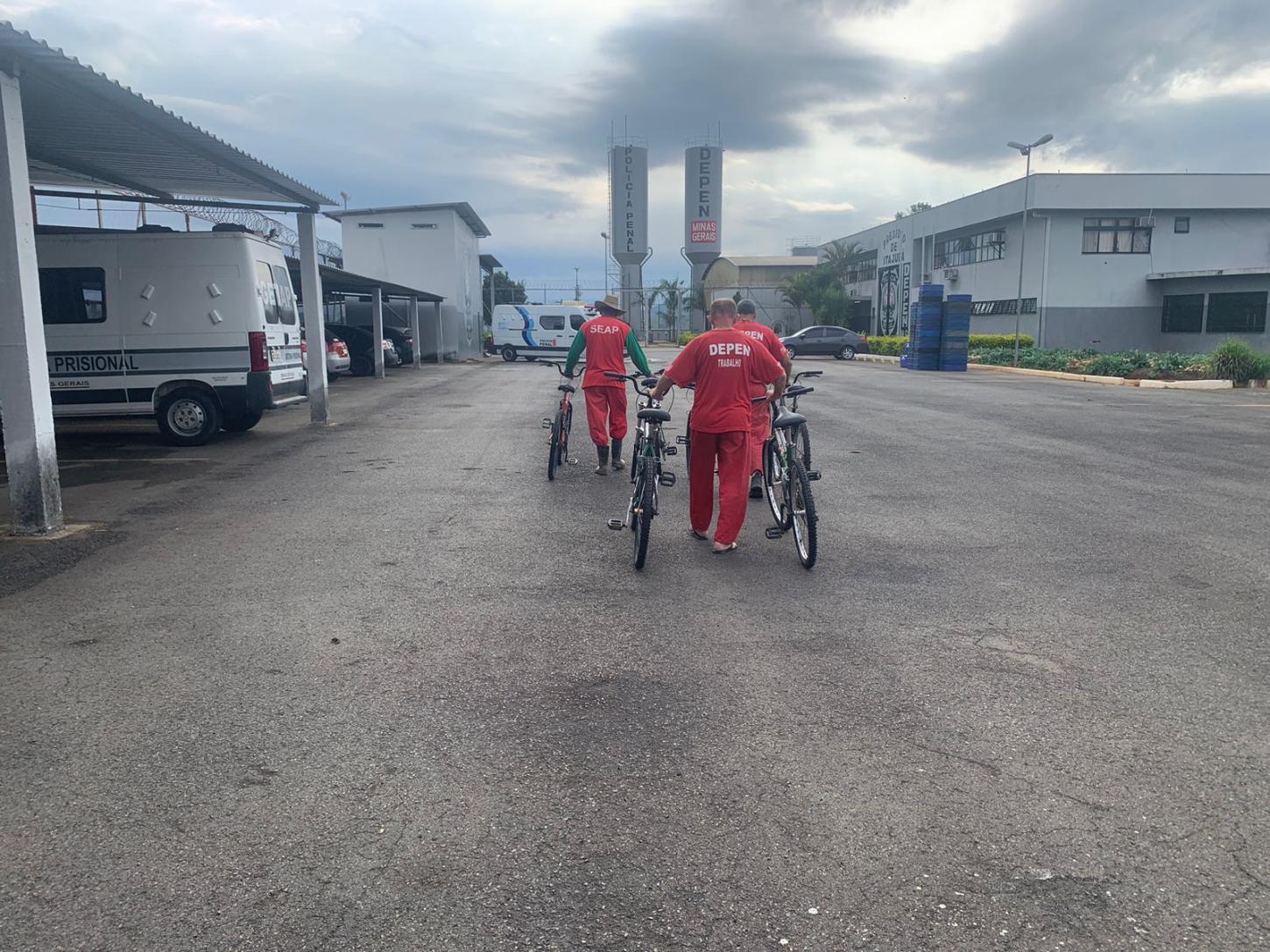 Bicicletas reformadas por detentos levam alegria no Dia das Crianças em Minas Gerais