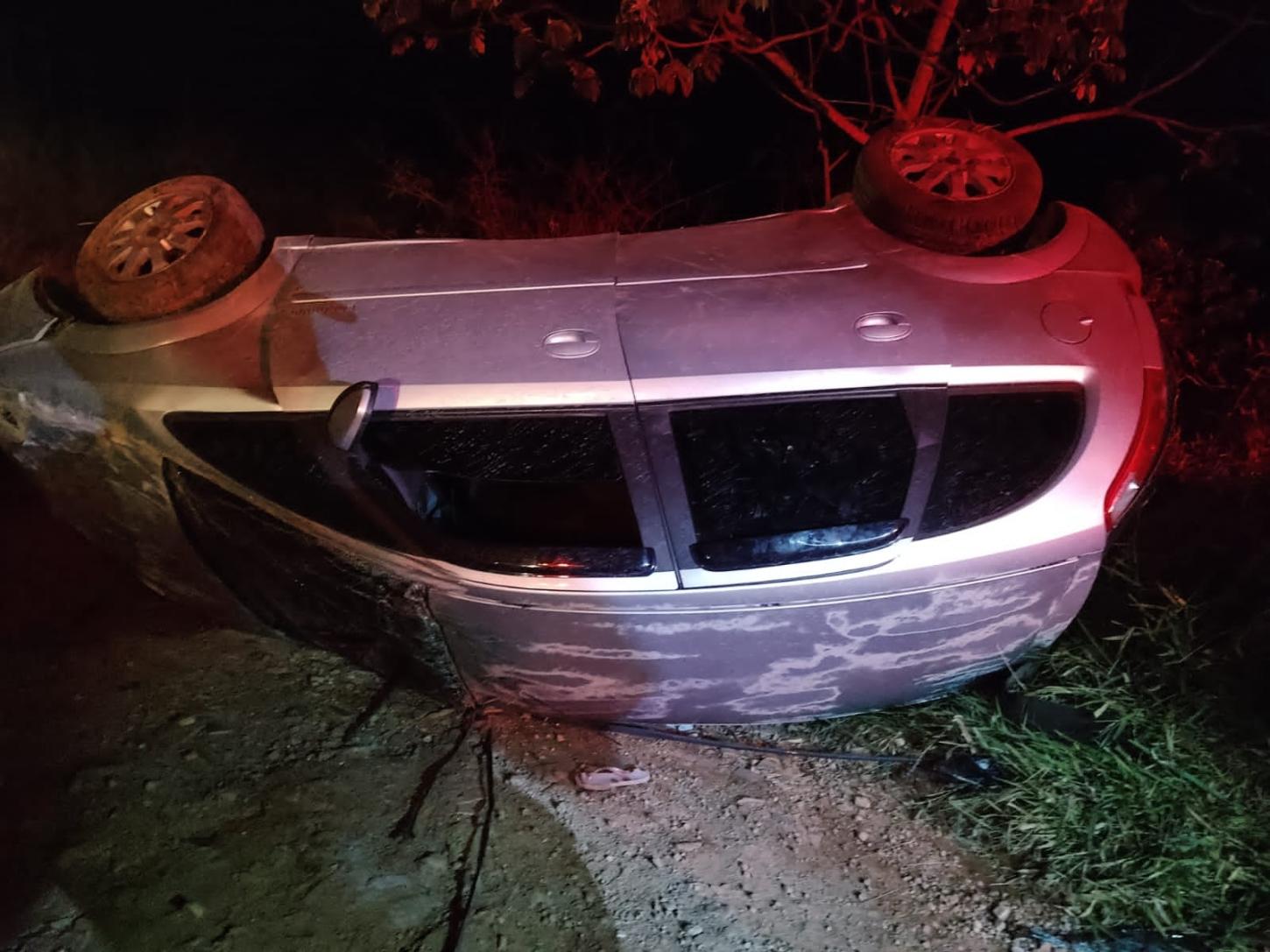 Bombeiros atendem a acidente automobilístico na BR 494 em São João Del Rei