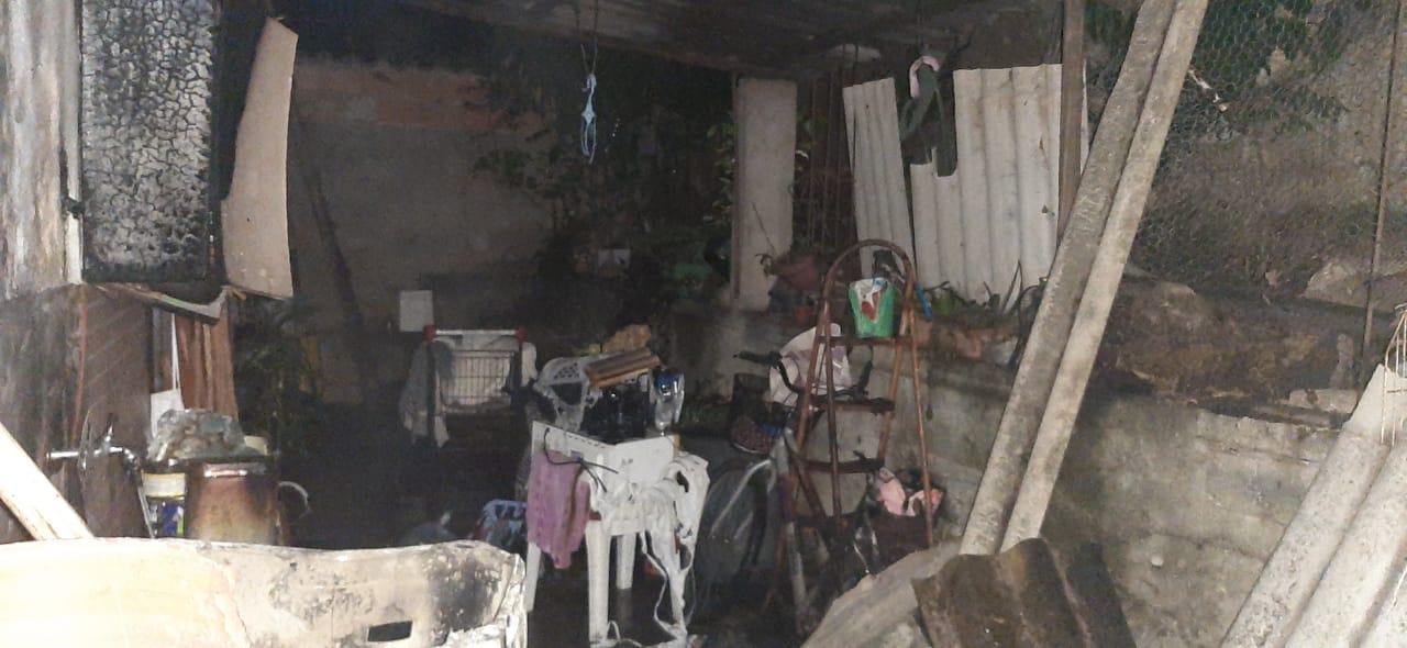 Bombeiros combatem incêndio em residência no Centro de São João Del-Rei