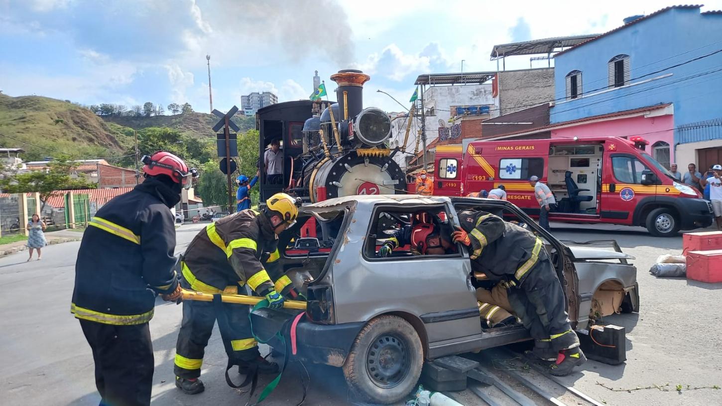 Bombeiros participam de simulado de acidente com a Maria Fumaça
