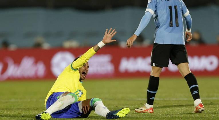 Brasil perde para o Uruguai em noite de futebol apagado e grave lesão de Neymar