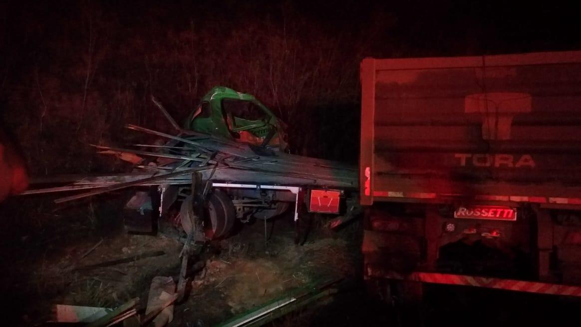 Caminhões colidem em Pequeri e Bombeiros militares conseguem salvar duas vítimas do acidente