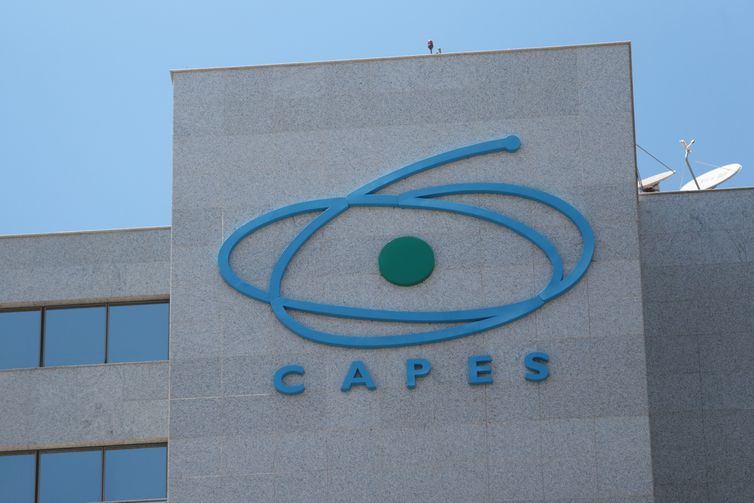 Capes tem bloqueio de R$ 116 milhões; organizações estão preocupadas