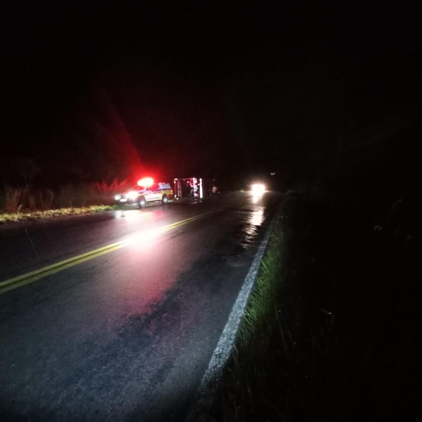 Carreta que transportava carne bovina tombou na MG 353