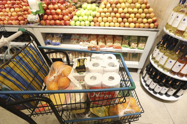 Com recuo de alimentos, inflação acumulada é menor para os mais pobres