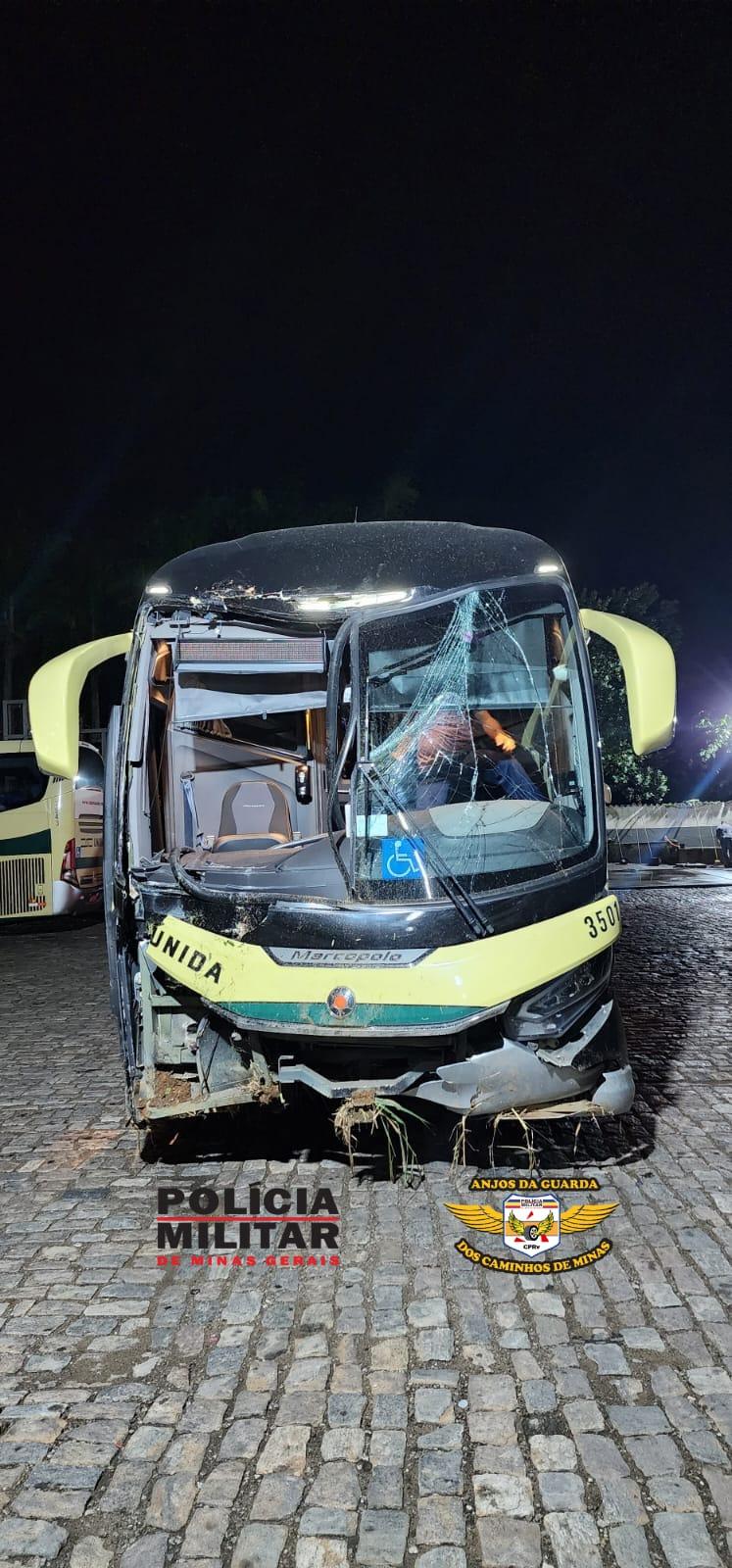 Ônibus da linha Juiz de Fora x Ponte Nova sofre acidente nesse sábado, 28