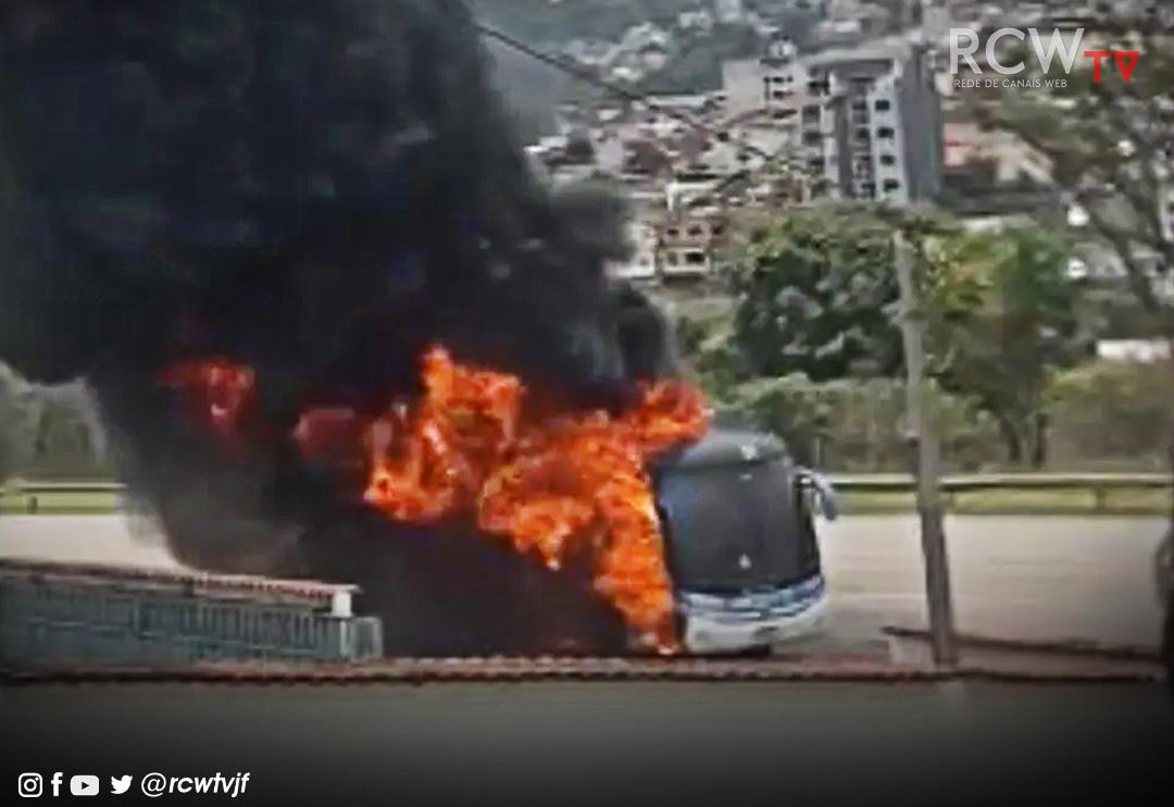 Ônibus do Vasco Sub-14 Pega Fogo em Minas Gerais quando Retornava para o Rio