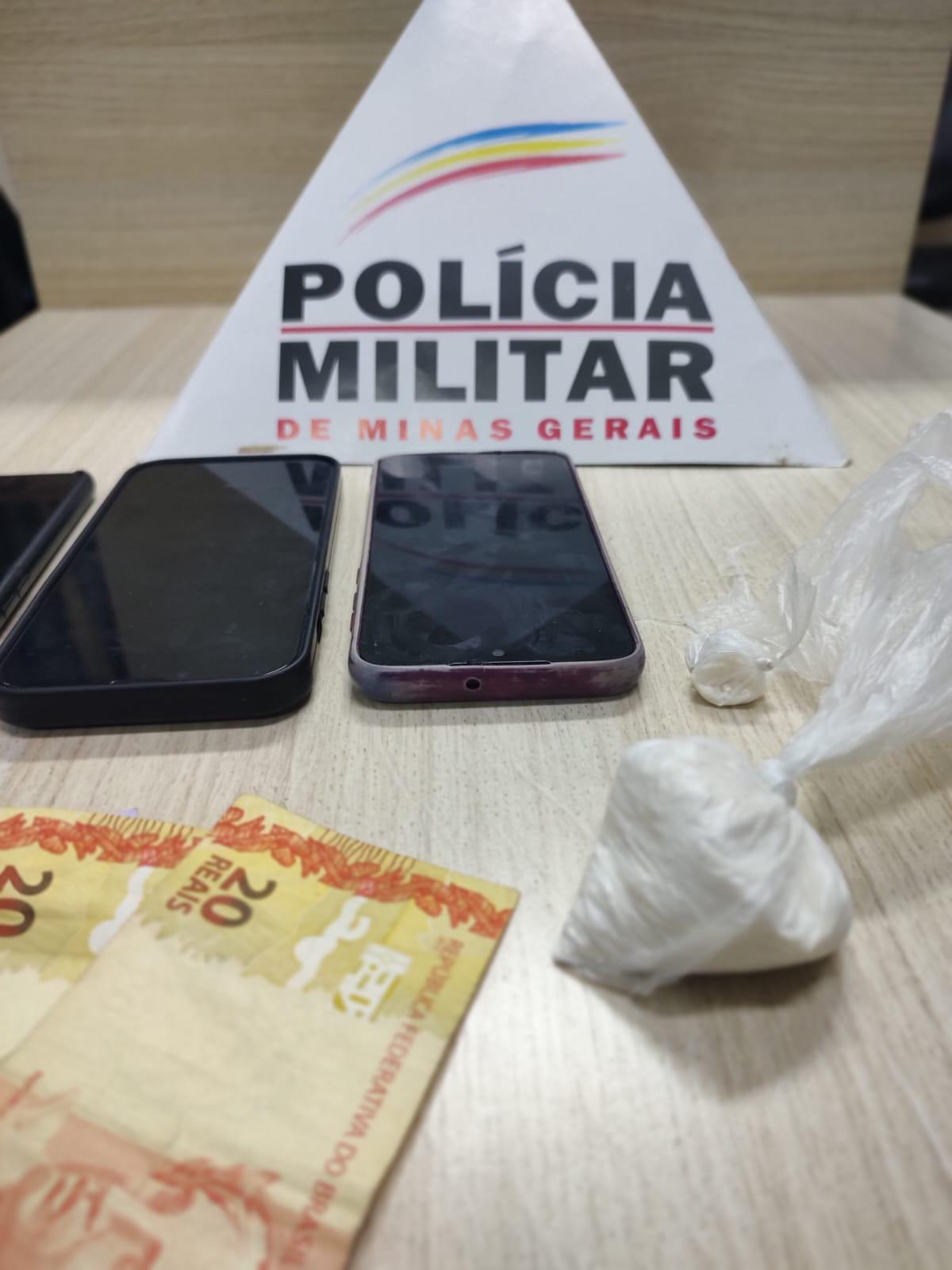 Polícia Militar prende dois homens e apreende uma adolescente por tráfico de drogas em São João Del-Rei