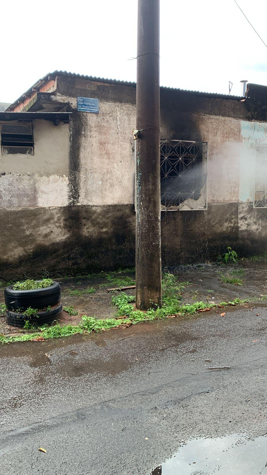 Residência é atingida por fogo no bairro Barbosa Lage, em Juiz de Fora