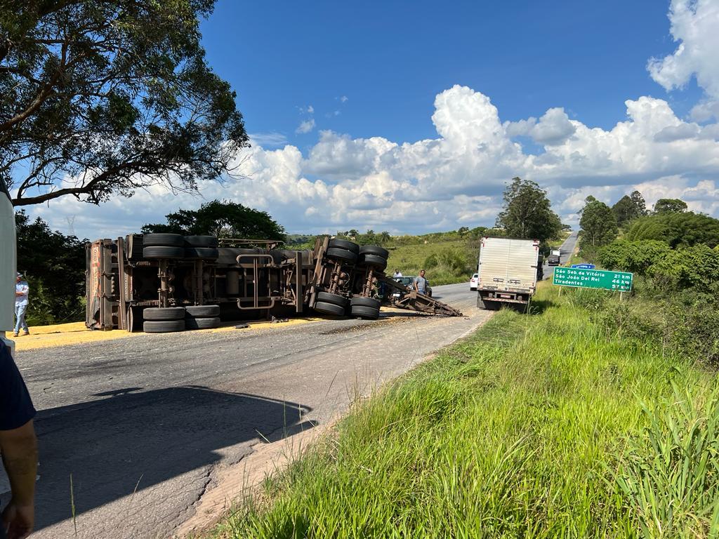 Bombeiros atendem ocorrência de acidente automobilístico na BR 265