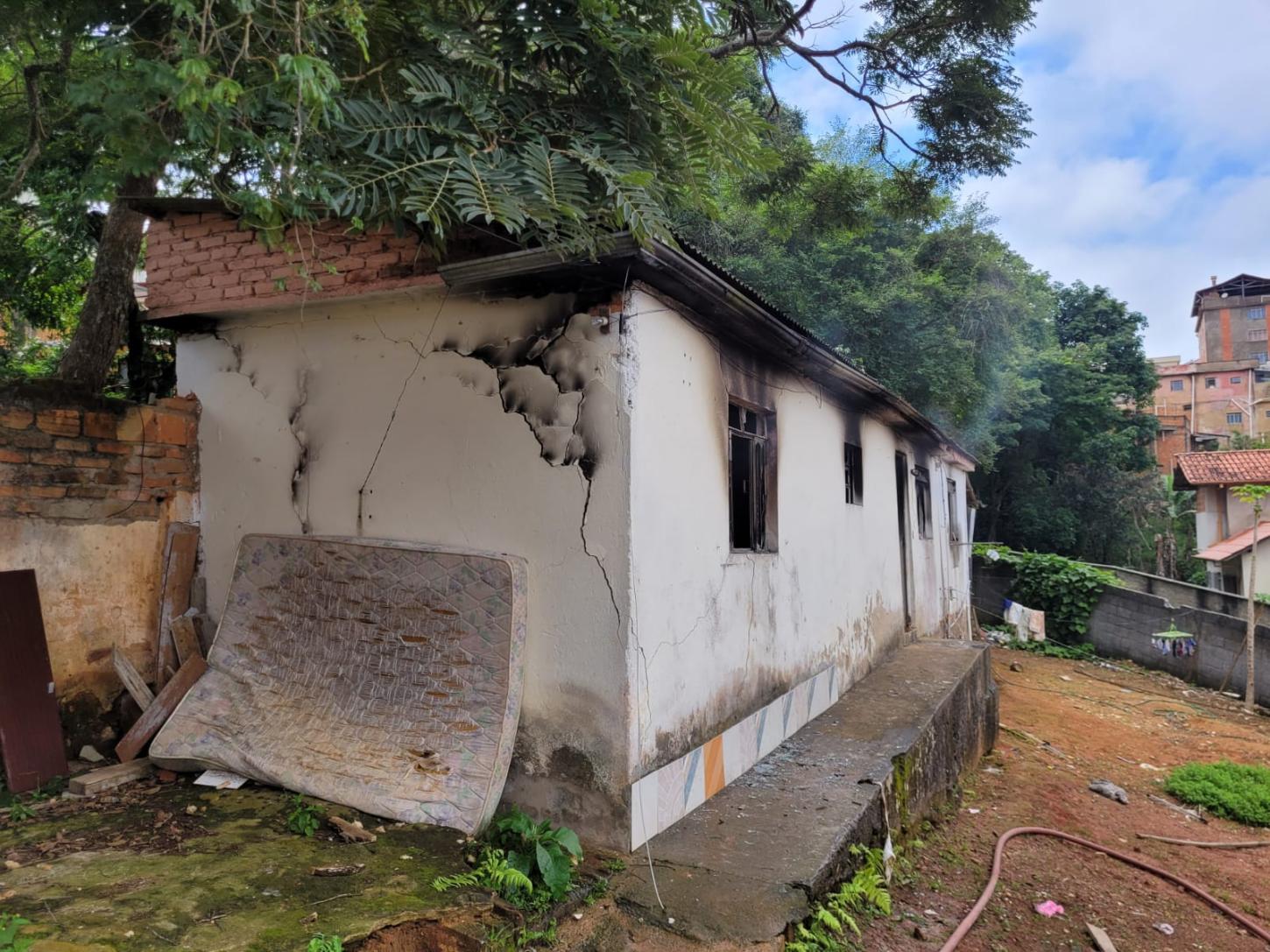 Bombeiros combatem incêndio em residência no bairro Boa Morte