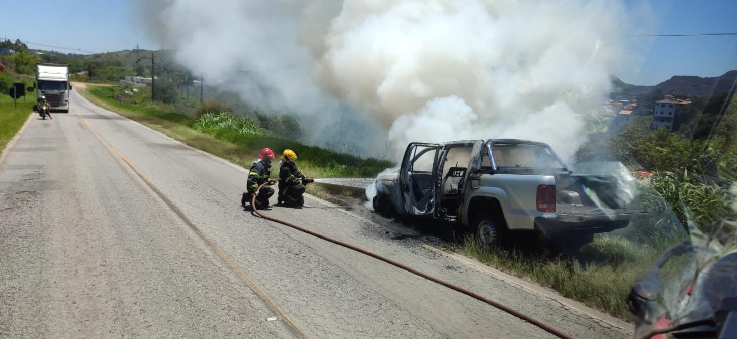 Bombeiros combatem incêndio em veículo na BR 265
