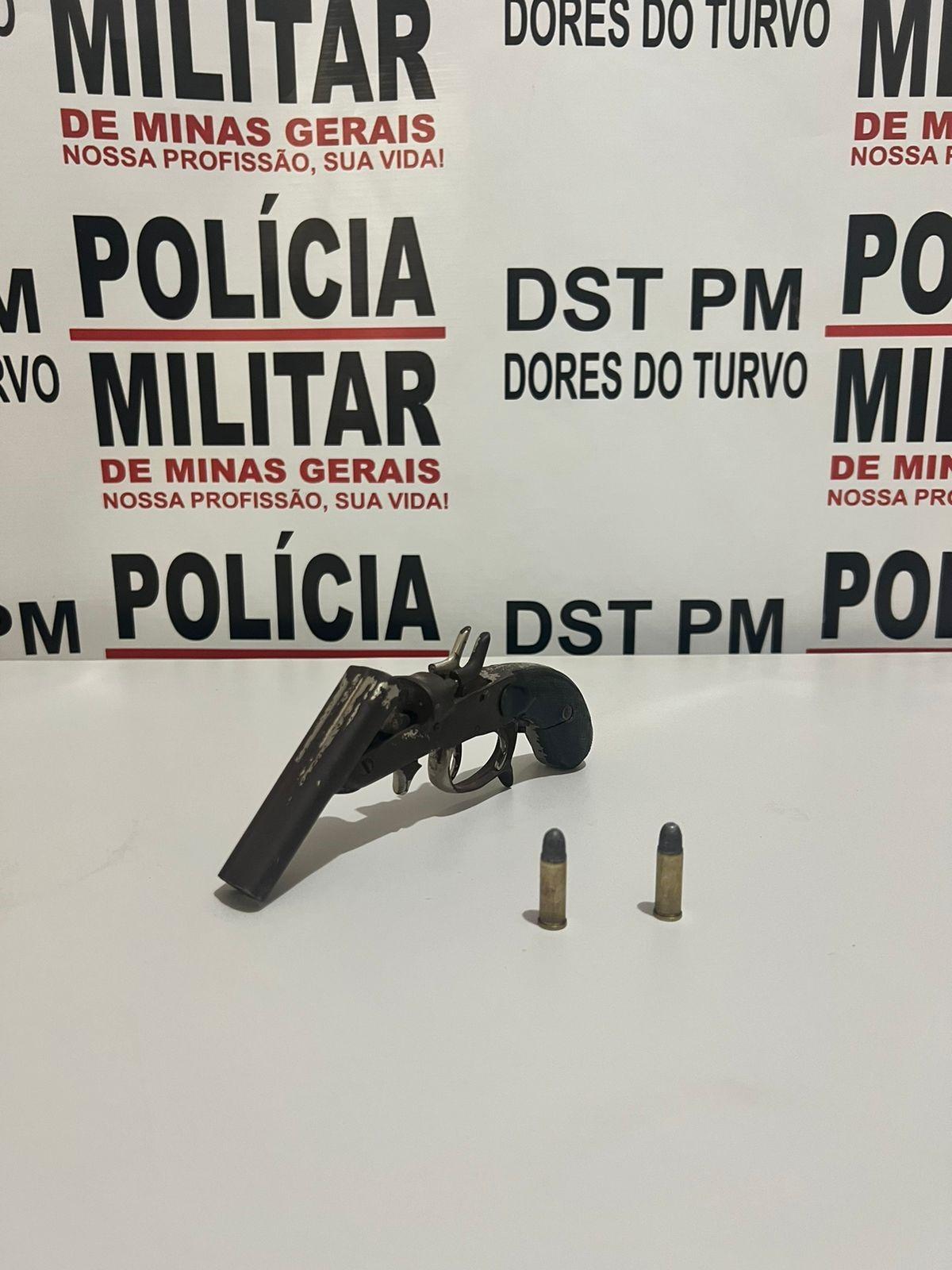 PM detém indivíduo por porte ilegal de arma de fogo em Dores do Turvo