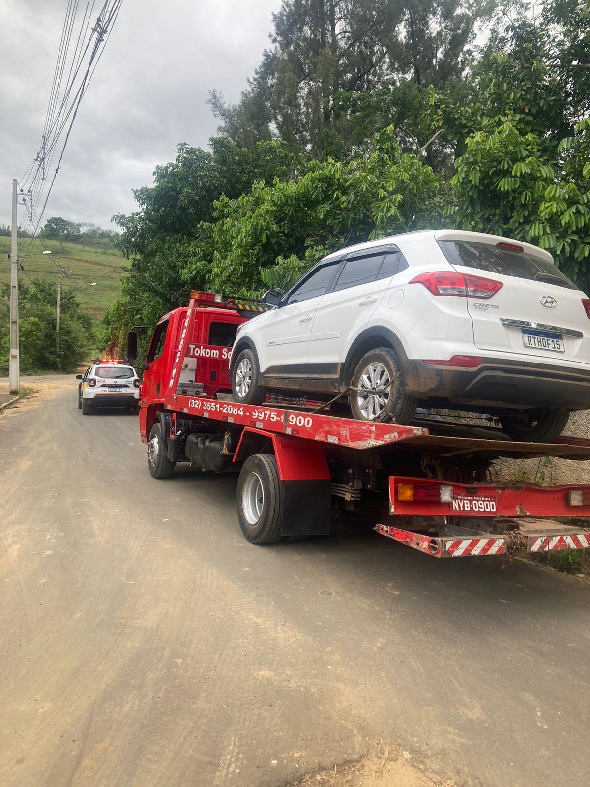 PM recupera carro roubado em Visconde do Rio Branco