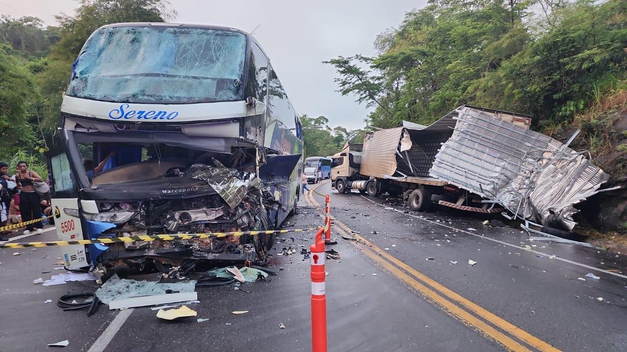 Acidente entre carreta e ônibus provoca uma morte na BR 116