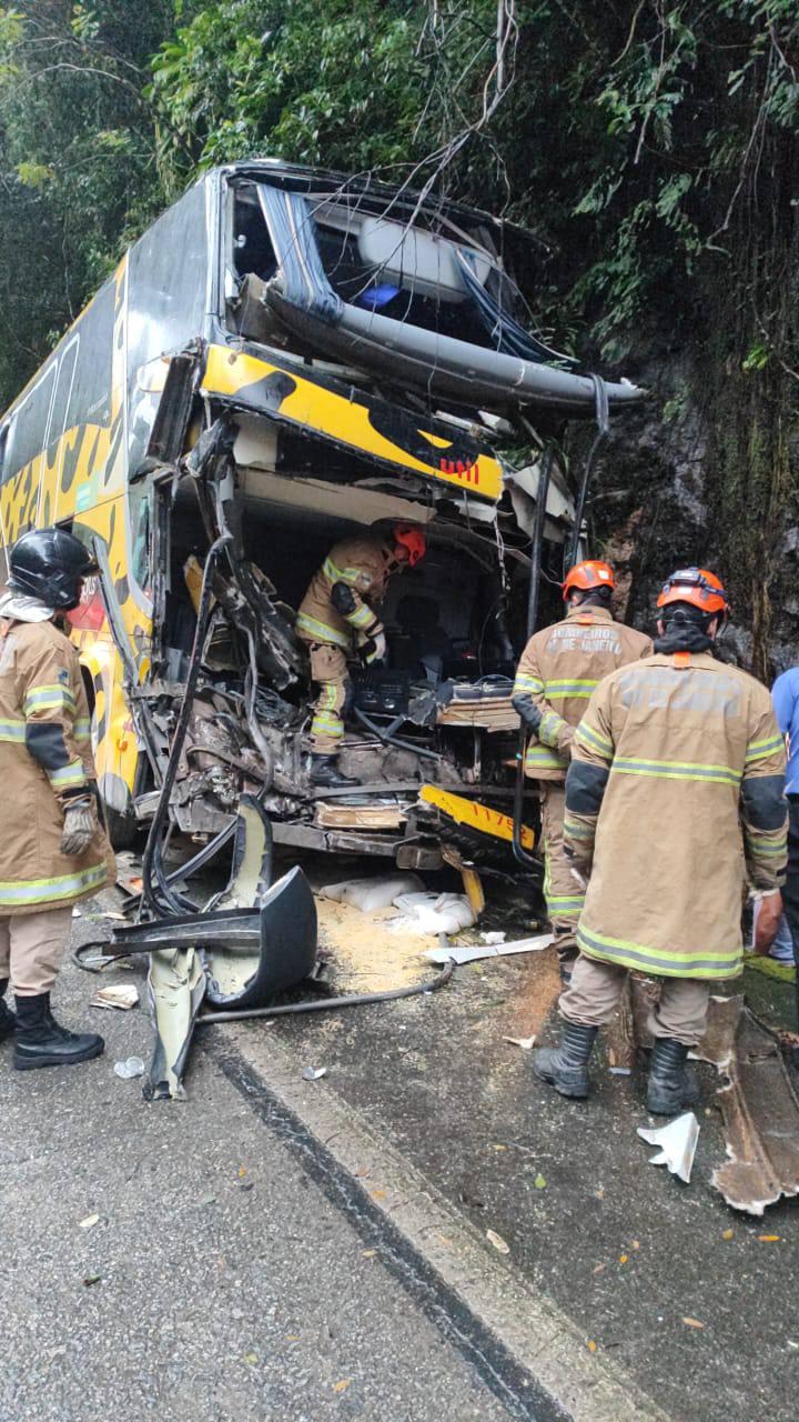 Acidente entre ônibus e caminhão interdita km 87 da descida da serra de Petrópolis