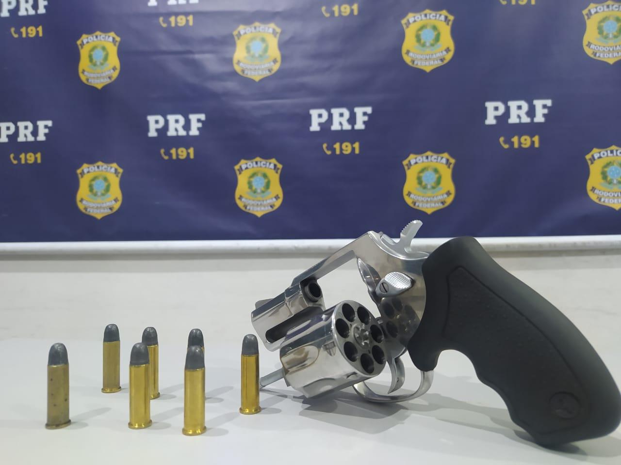 Apreensão de Arma e Prisão de Duas Pessoas em Operação da PRF