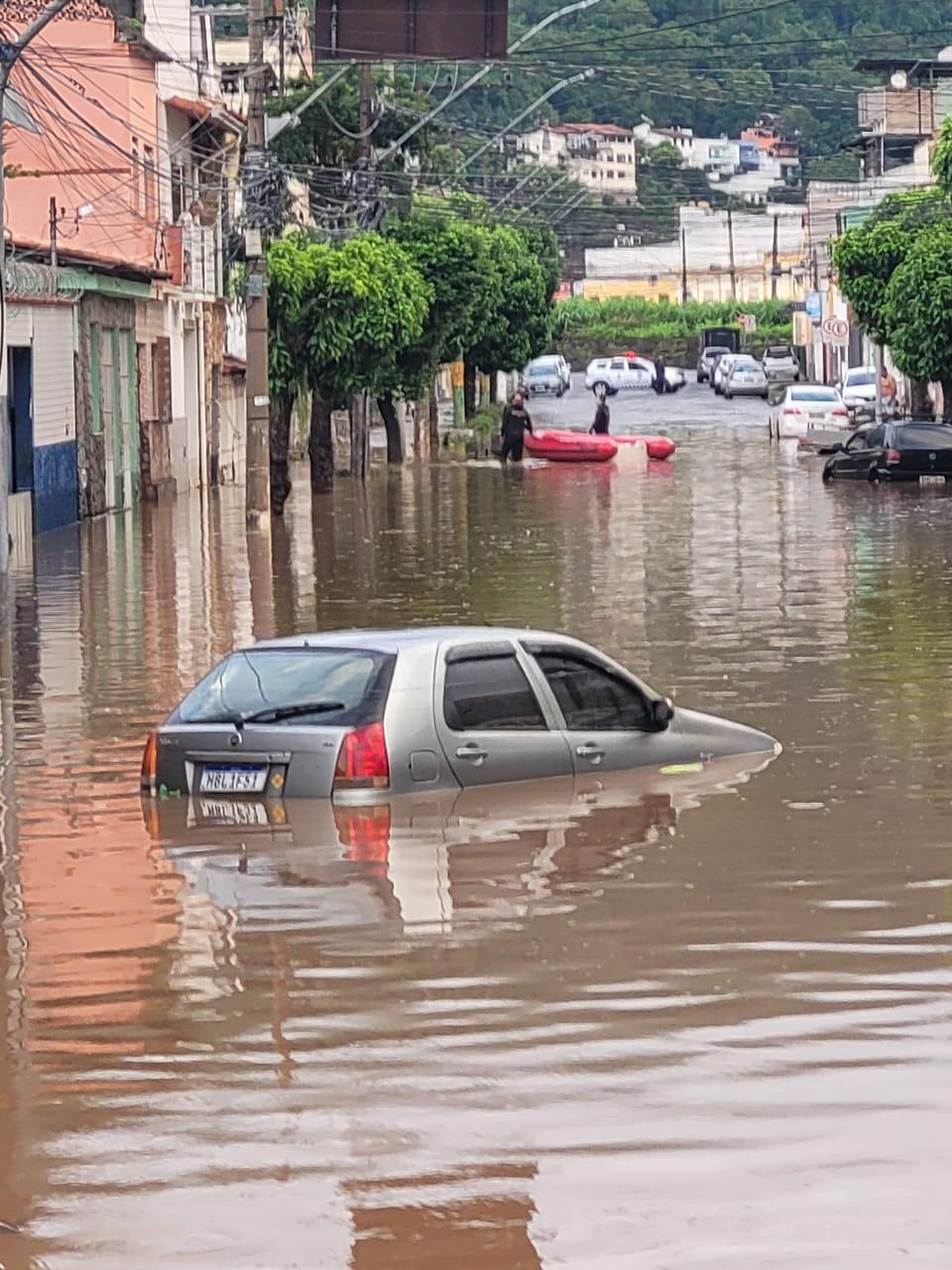 Chuva forte deixa bairro Mariano Procópio alagado