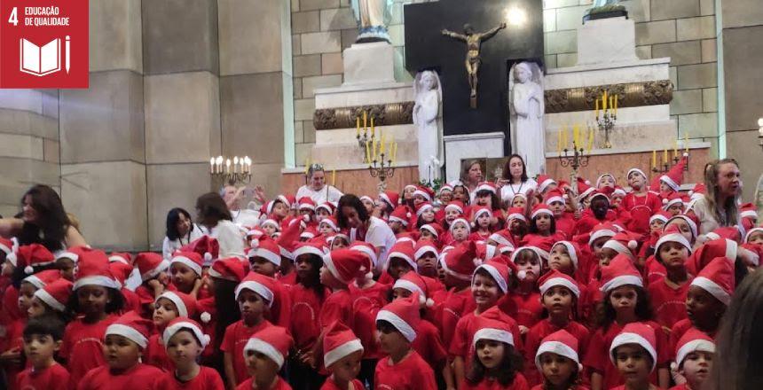 E. M. Santa Catarina Labouré realiza Cantata de Natal nas escadarias da Igreja São Mateus