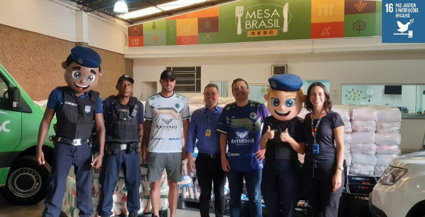 Guarda Municipal entrega 3 toneladas de alimentos ao Mesa Brasil do SESC