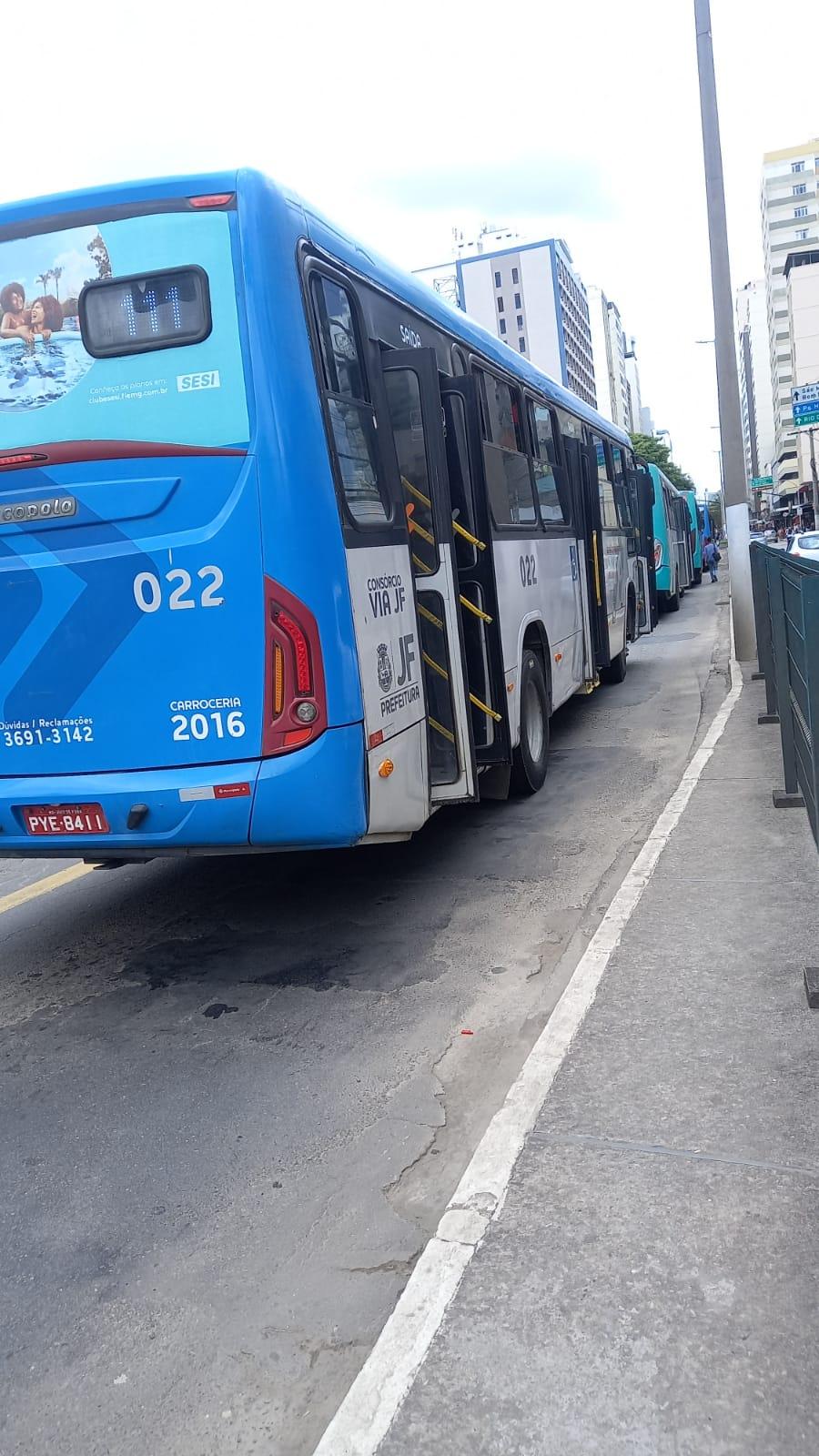 Paralisação de ônibus em Juiz de Fora gera congestionamento nas vias da cidade