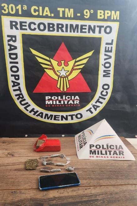 Polícia Militar apreende drogas em residência após perseguição em Barbacena