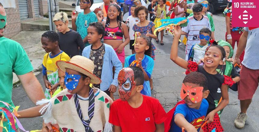 Bloco do Centro de Convivência São Benedito desfila pelas ruas do bairro