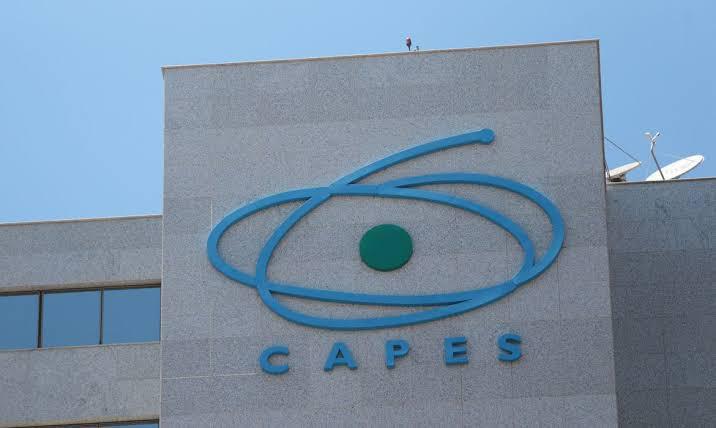 CAPES informa sobre curso irregular