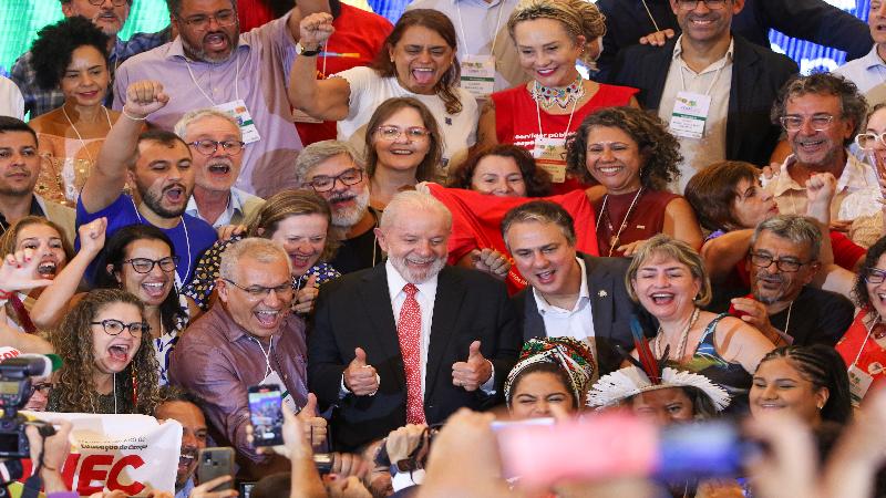 Lula: construção coletiva do novo PNE é conquista da democracia 