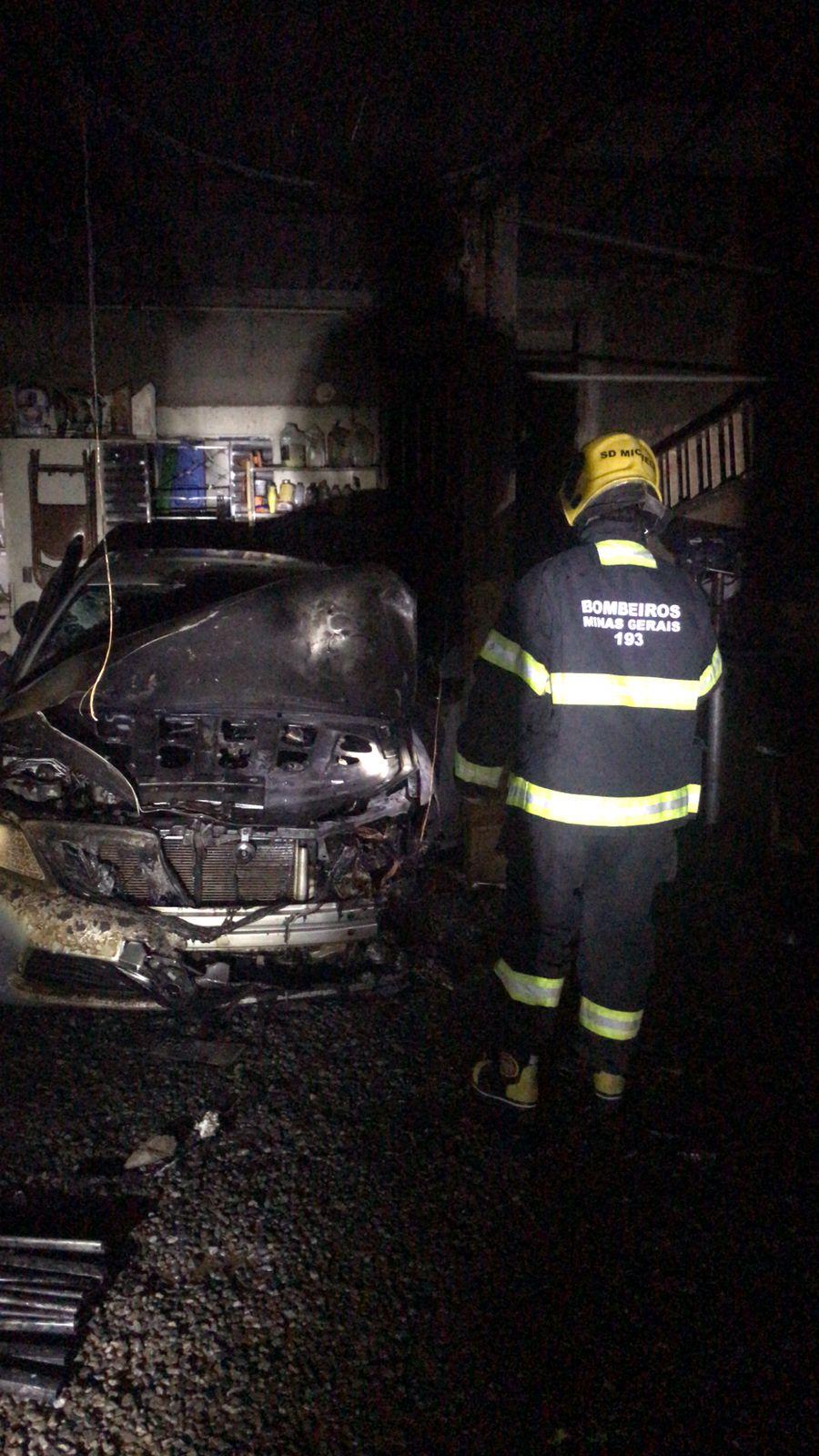Bombeiros de Viçosa Atuam Rapidamente para Combater Incêndio em Residência