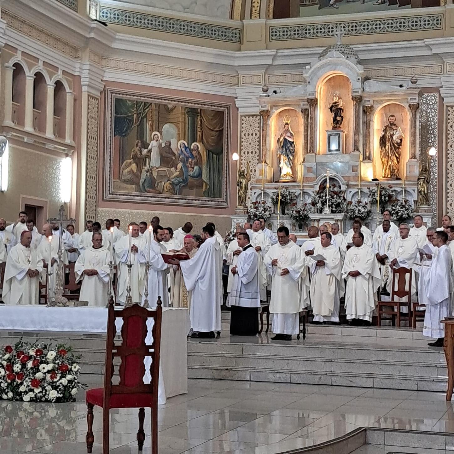 Catedral em Festa: 100 Anos da Arquidiocese Celebração Notável
