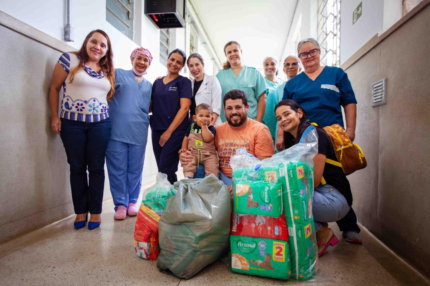 Família agradece Hospital Júlia Kubitschek com doações no primeiro aniversário do filho