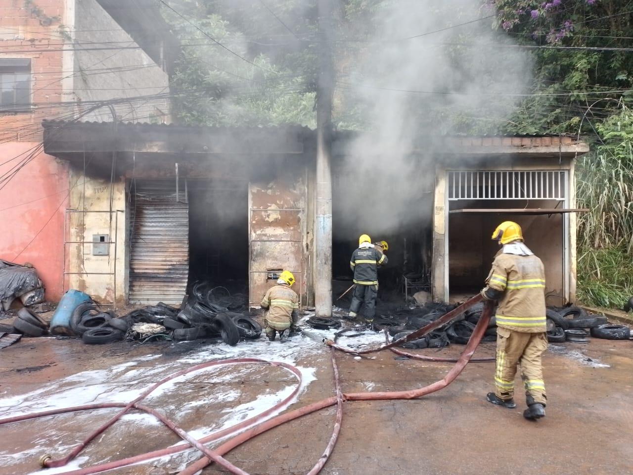 Incêndio atinge borracharias no bairro Linhares