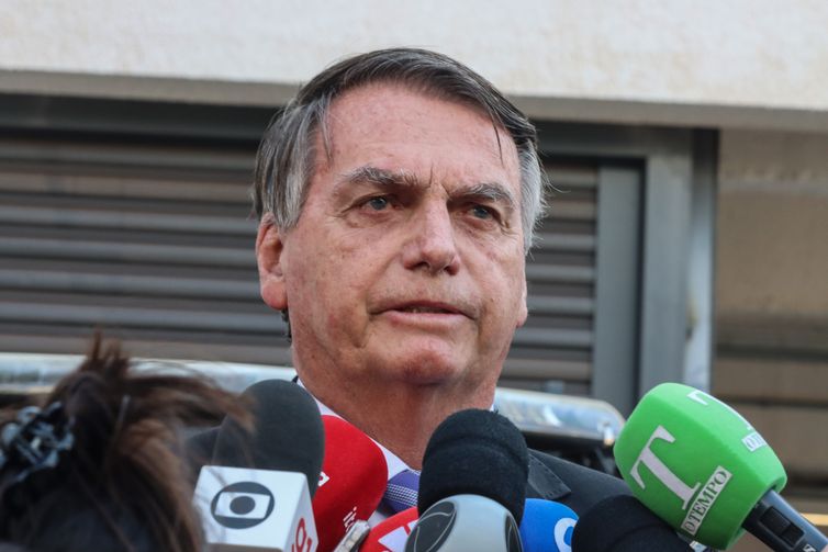 TSE multa Bolsonaro em R$ 15 mil por notícias falsas contra Lula 