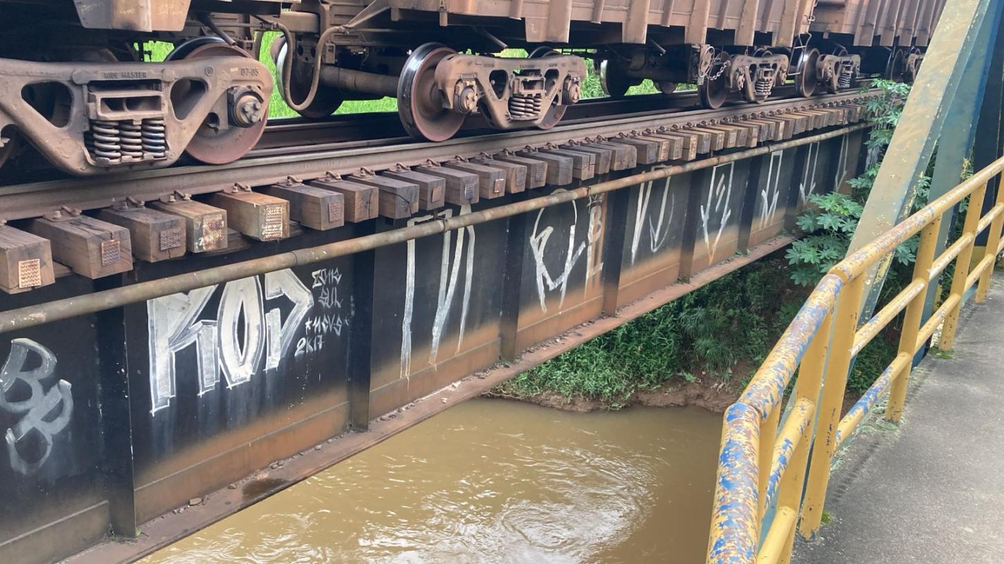Atropelamento por trem em Juiz de Fora: Buscas em andamento por vítima desaparecida