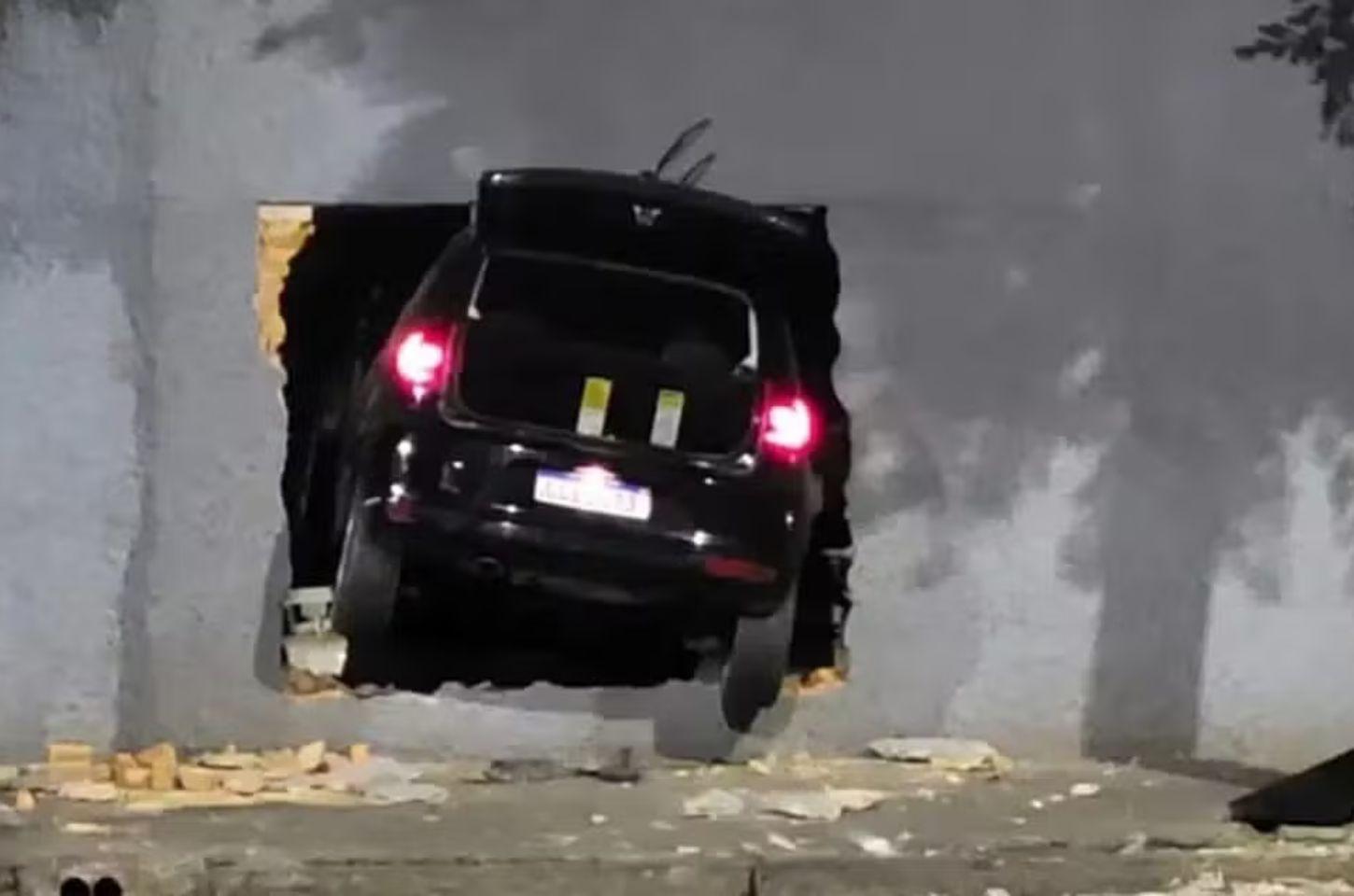 Motorista perde o controle e carro atravessa muro em MG