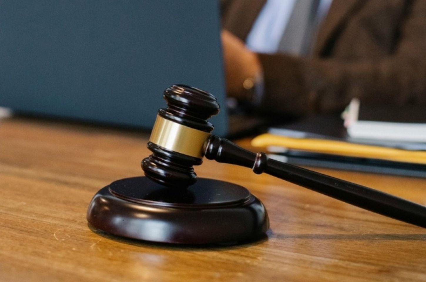 Trabalhador que dirigia sem habilitação sofre acidente e empresa é condenada por dano moral